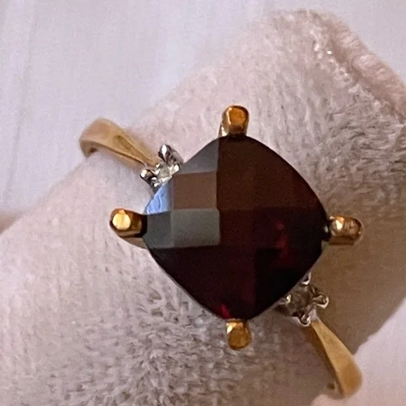 18K Yellow Gold 1.5 CTW checkered Garnet & Diamondsring size 6.5